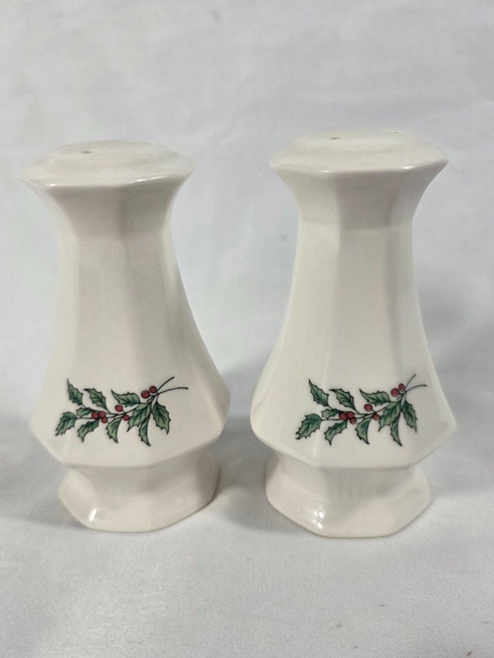 Nikko Christmastime Salt & Pepper Shaker Set White Holly Leaves & Berries